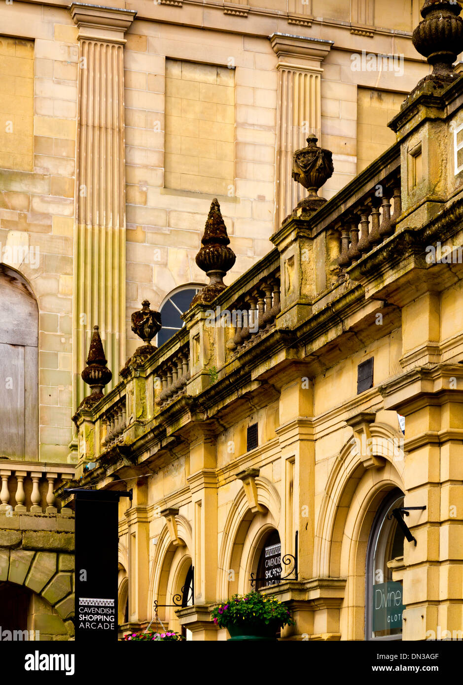 Buxton Bagni High Peak Derbyshire England Regno Unito originariamente una spa pubblica ora Cavendish Shopping Arcade costruito 1854 da Henry Currey Foto Stock