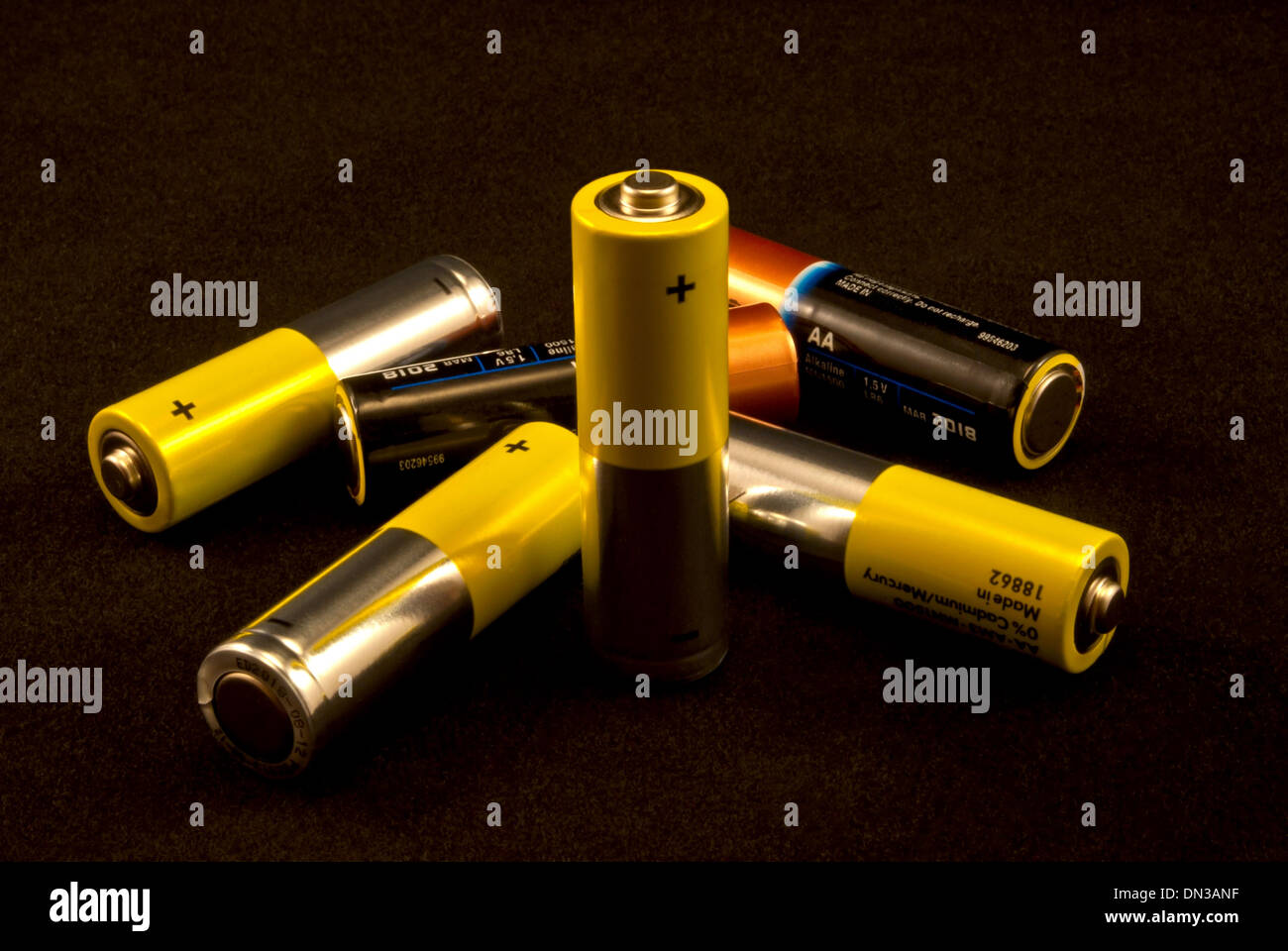 La composizione del elettrico mini batterie su uno sfondo nero. Foto Stock