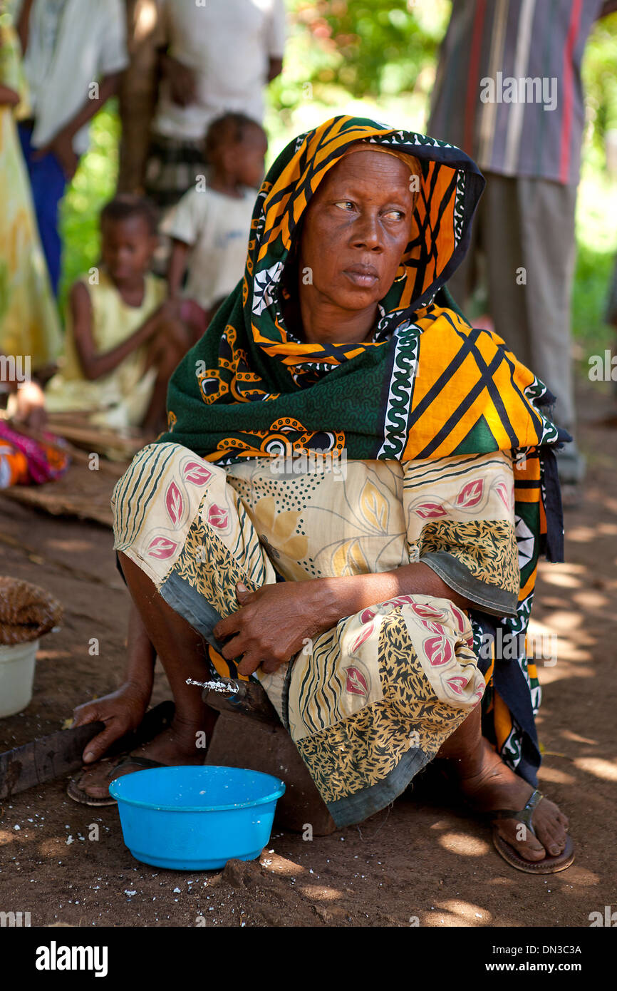 Funghi, KENYA - LUGLIO-12: unidentified donna africana è che mostra attività tradizionale per i turisti in luglio 12, 2011 in un locale vill Foto Stock Funghi, KENYA - LUGLIO-12: unidentified donna africana è che mostra attività tradizionale per i turisti in luglio 12, 2011 in un locale vill Foto Stock