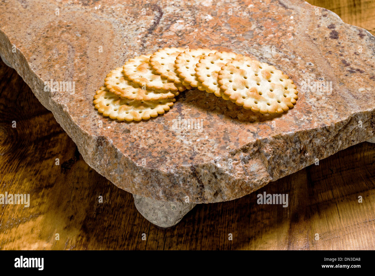 Crackers su un granito riciclata serve lastra. Foto Stock