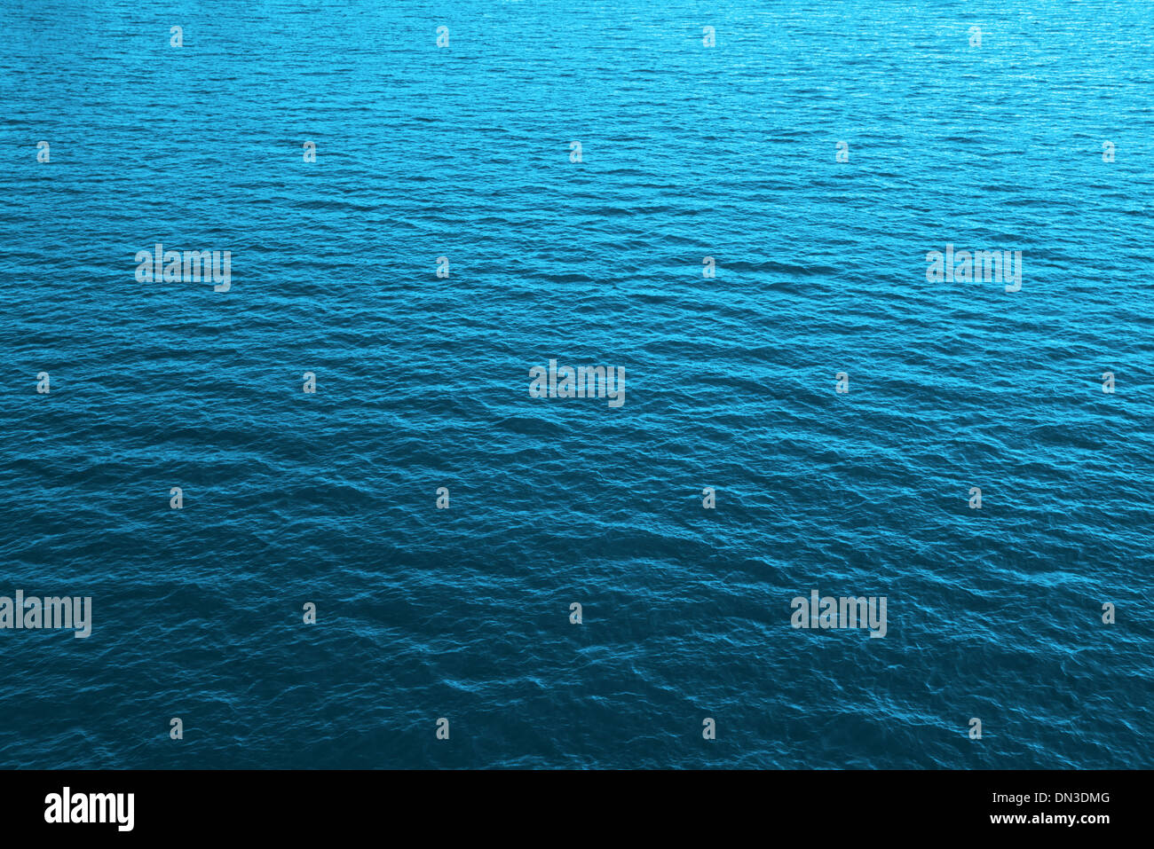 Acqua blu superficie con la luminosità in distanza. Superficie del fiume con onde. Foto Stock
