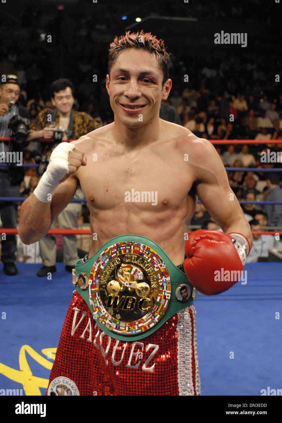 Jun 10, 2006; Atlantic City, NJ, Stati Uniti d'America; il pugilato: WBC  Super campione del peso Gallo ISRAELE VAZQUEZ sconfigge Ivan Hernandez  dall'arresto nel quarto round. Hernandez ha subito tagli sul suo