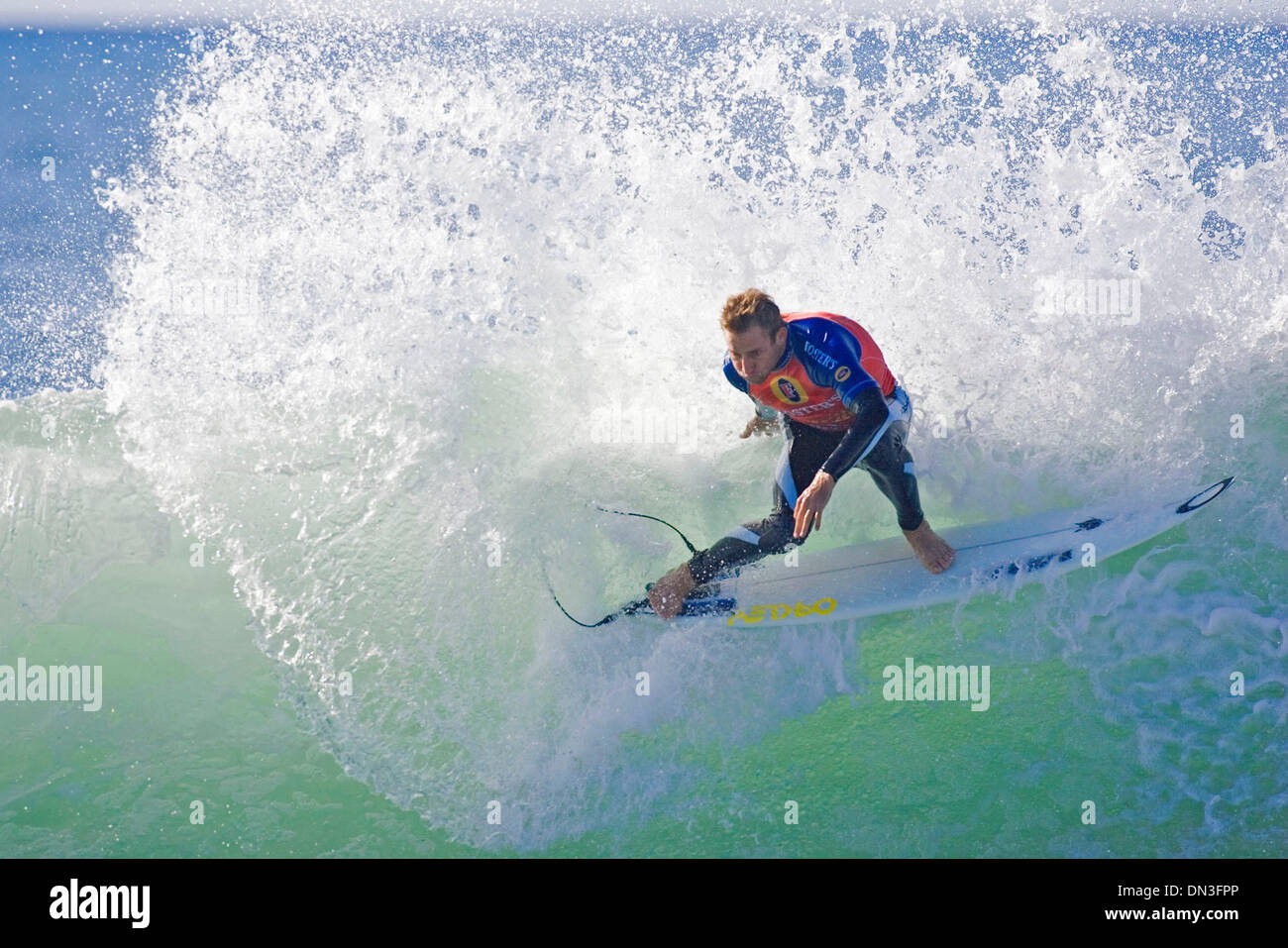 Jul 15, 2006; Jeffreys Bay, Città del Capo orientale, Sud Africa; TOM WHITAKER (Sydney, NSW, Aus) (nella foto) ha vinto 2 000 dollari per la miglior singola onda cavalcato durante la promuove la sessione di espressione che costituisce parte del Billabong Pro a Jeffresy Bay oggi. Una caduta si rigonfiano e incoerente surf costretto gli organizzatori del concorso a rinviare il principale evento per il giorno come un nuovo si gonfiano è previsto per inizio Foto Stock