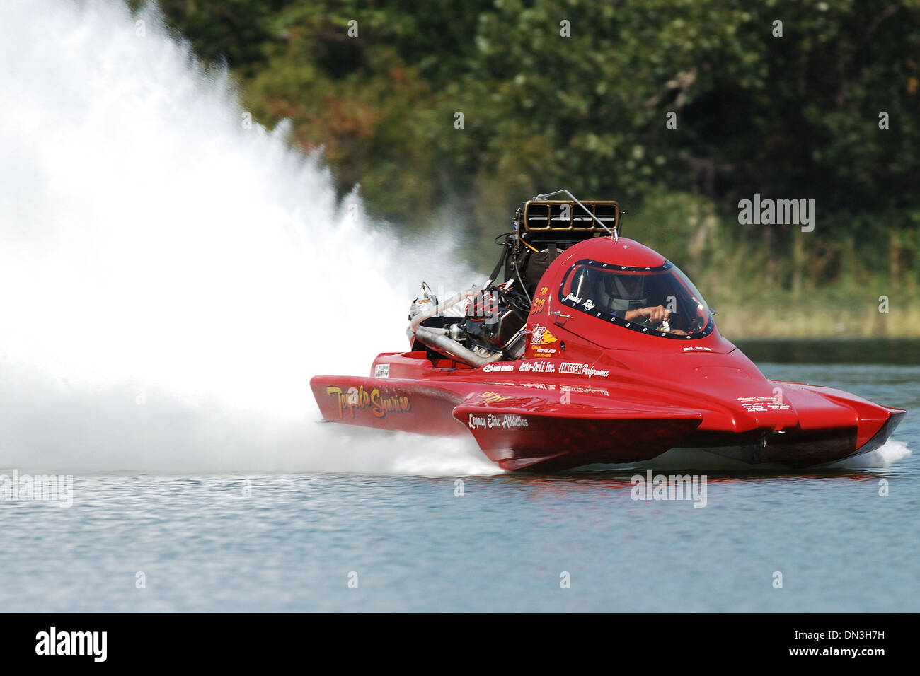 Aug 05, 2006; Fort Worth, TX, Stati Uniti d'America; barca # 318 "Tequilla Sunrise" rende un passaggio durante la qualifica al 2006 Cowtown Dragboat cittadini a Fort Worth. Credito: foto di Peter Quinn/ONP/ZUMA premere. (©) Copyright 2006 by ONP Foto Stock