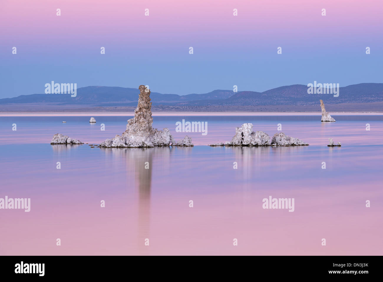 Torri di tufo in Mono lago al crepuscolo, California, Stati Uniti d'America. In autunno (ottobre) 2013. Foto Stock