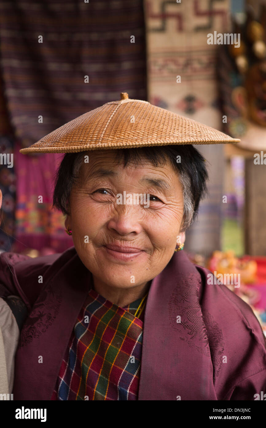 Il Bhutan, Thangbi Mani Lhakang Tsechu Festival, senior stallholder femmina Foto Stock