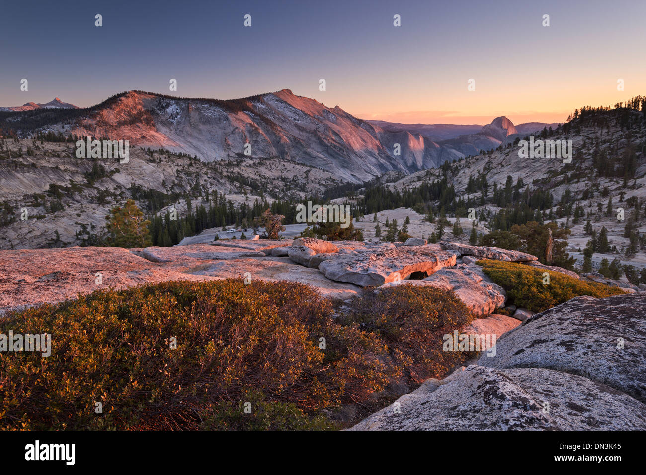 Mezza Cupola e nuvole resto montagne da sopra il punto Olmstead, Yosemite National Park, California, Stati Uniti d'America. In autunno (ottobre) 2013. Foto Stock