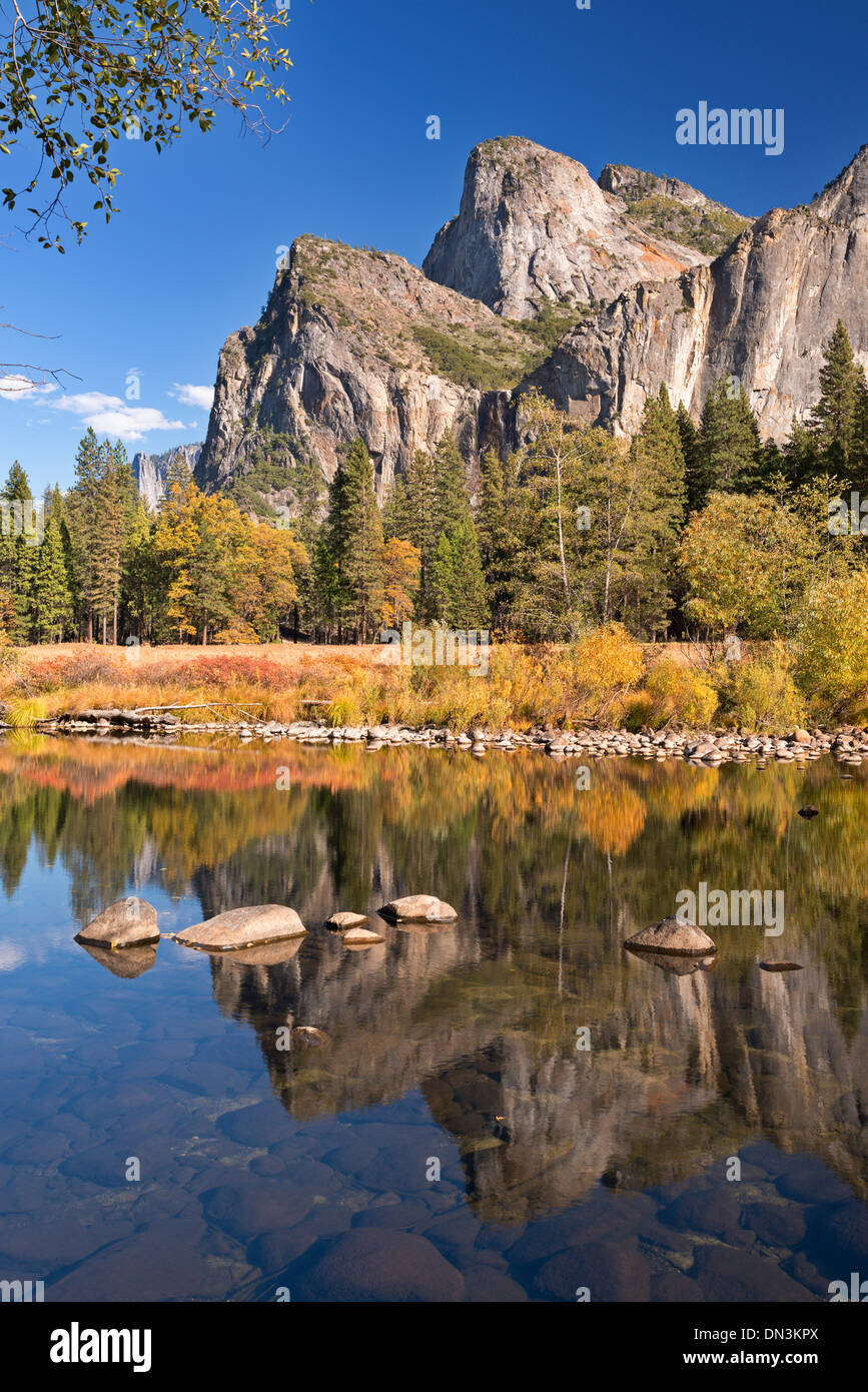 Paesaggio autunnale nei pressi del fiume Merced nella Yosemite Valley, California, Stati Uniti d'America. In autunno (ottobre) 2013. Foto Stock