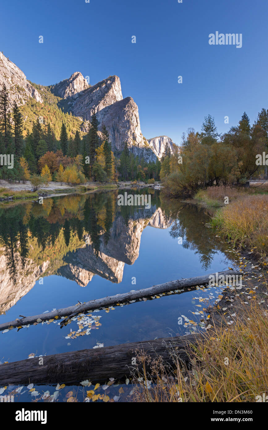 I tre fratelli si riflette nel fiume Merced, Yosemite Valley, California, Stati Uniti d'America. In autunno (ottobre) 2013. Foto Stock