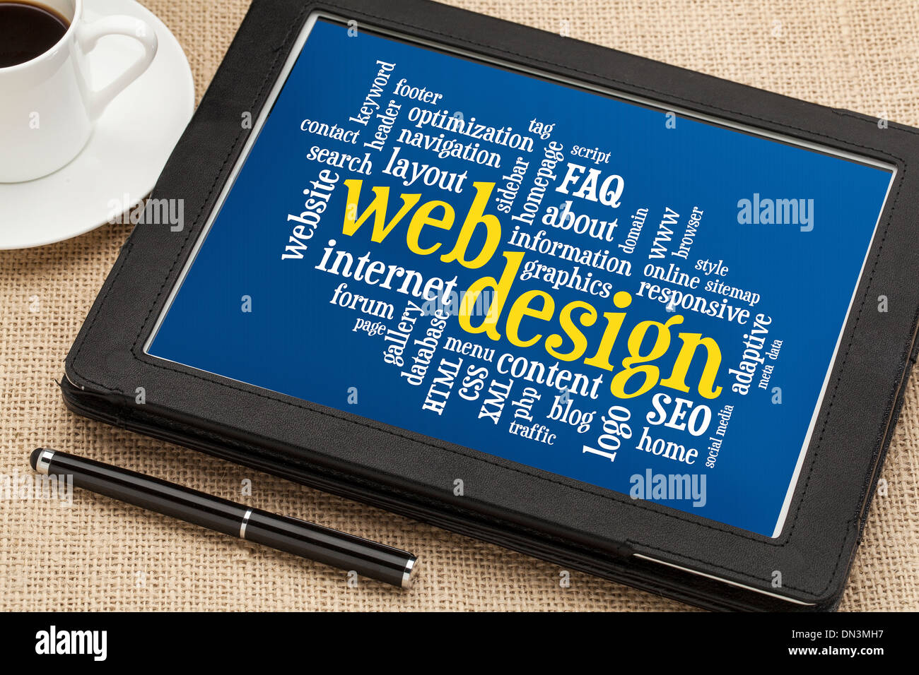 Web design word cloud su una tavoletta digitale con una tazza di caffè Foto Stock
