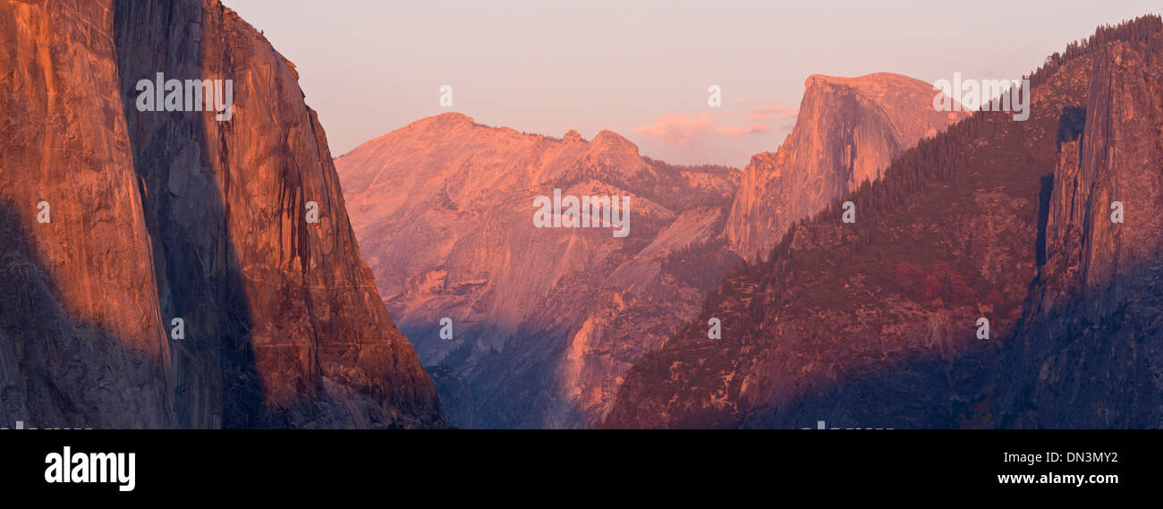 El Capitan e Half Dome al tramonto, dalla vista di tunnel, Yosemite Valley, California, Stati Uniti d'America. In autunno (ottobre) 2013. Foto Stock