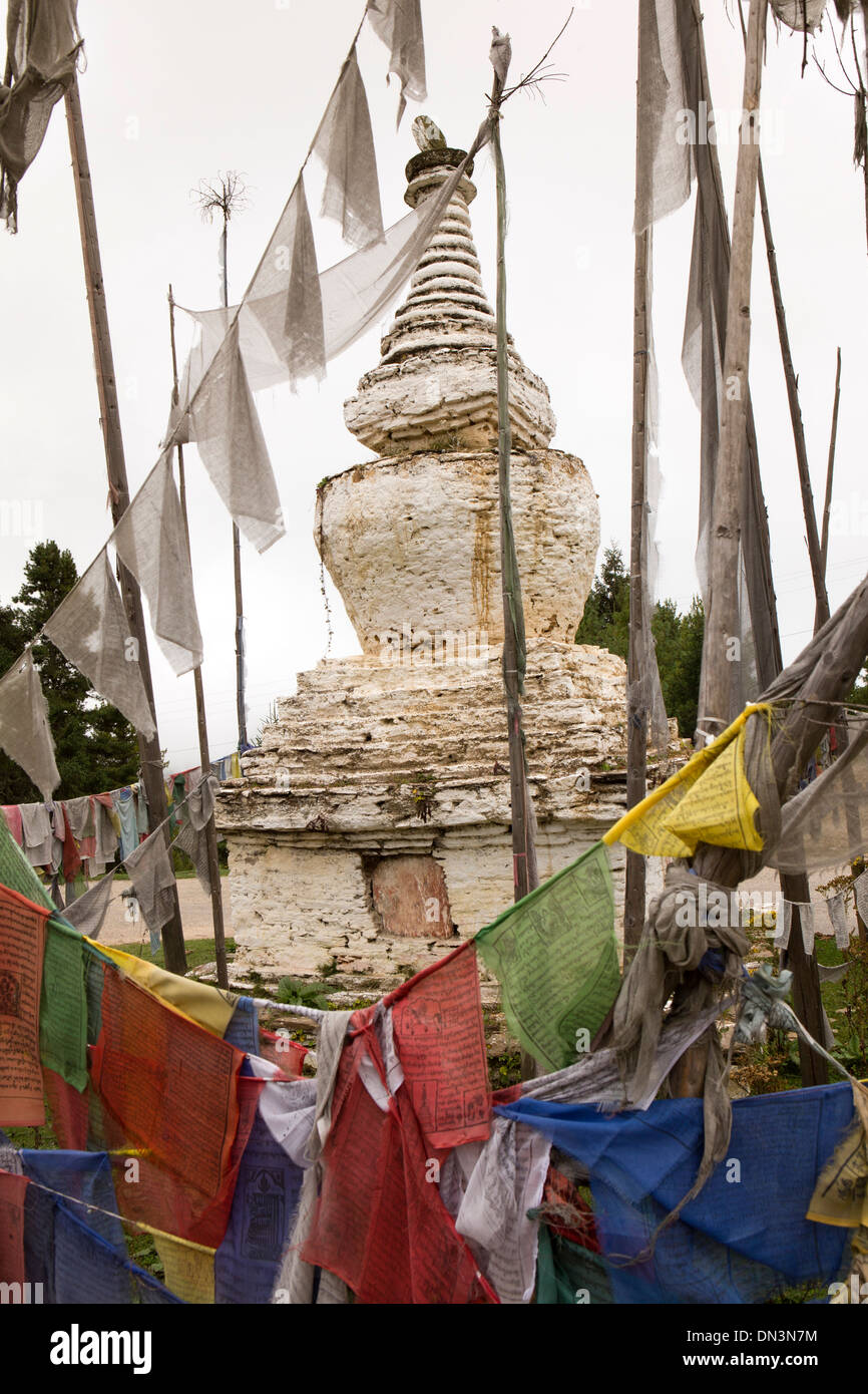 Il Bhutan orientale, Shertang La Pass, bandiere di preghiera e antico in pietra dipinta di bianco chorten Foto Stock