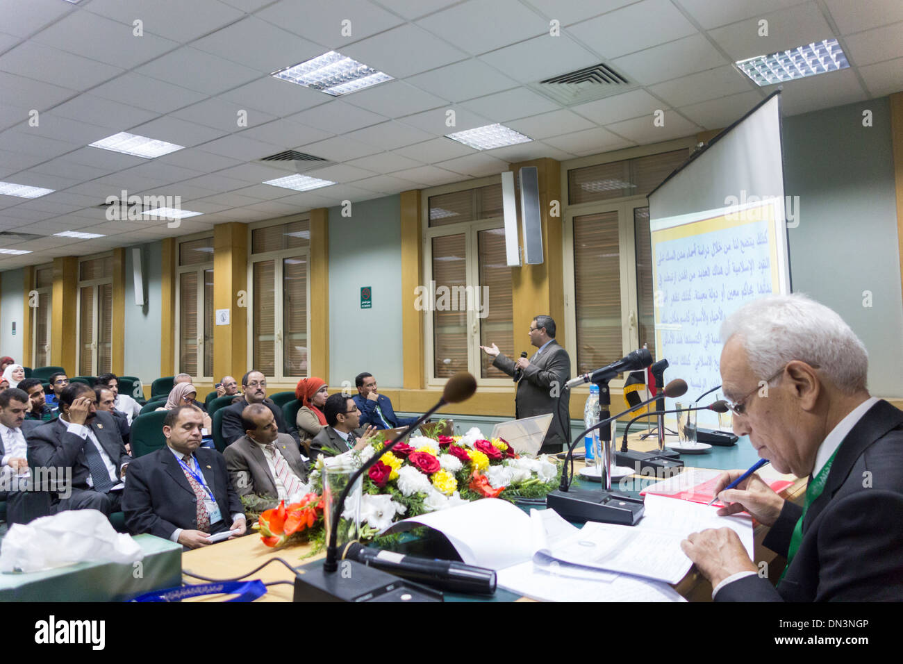 Altoparlante e sedia in conferenza presso l Università del Cairo, il Cairo, Egitto Foto Stock