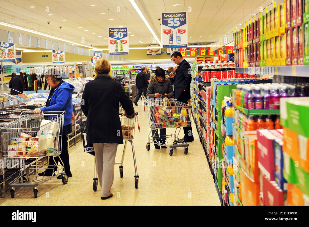 Gli amanti dello shopping in un supermercato Aldi, Leeds REGNO UNITO Foto Stock