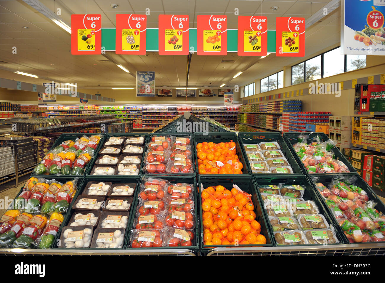 Frutta e verdura in uno sconto supermercato Aldi, Leeds REGNO UNITO Foto Stock