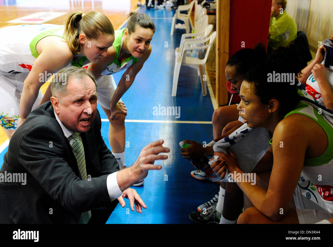 7° round di campionato Europeo basket match donne BK IMOS Brno vs. Fenerbahce Istanbu a Brno, in Repubblica ceca il 18 dicembre 2013. Brno assistent coach Milano Veverka. (CTK foto/Vaclav Salek) Foto Stock