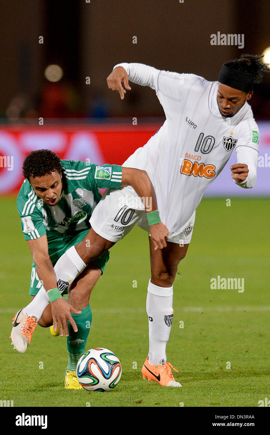 Marrakech, Marocco. Xviii Dicembre, 2013. Issam Erraki (L) di Casablanca e Ronaldinho di Mineiro si contendono la palla durante il FIFA Club World Cup semifinale partita di calcio tra Raja Casablanca e Atletico Mineiro al Club FIFA World Cup a Marrakech, Marocco, 18 dicembre 2013. Foto: David Ebener/dpa/Alamy Live News Foto Stock