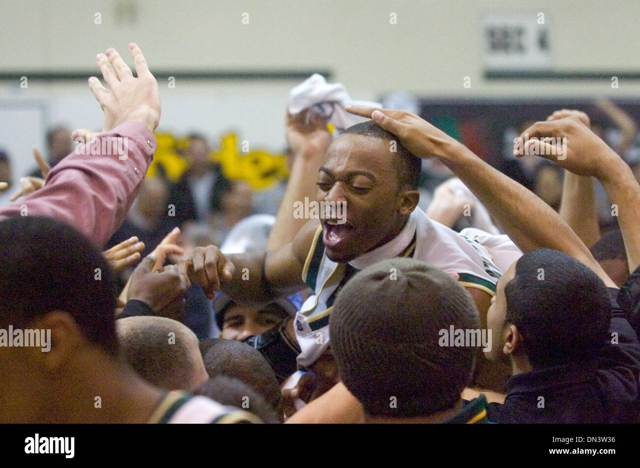 Dic 06, 2006; Sacramento, CA, Stati Uniti d'America; Sacramento membro Hornet HARON HARGRAVE viene assaliti da un waye di appassionati dopo il suo gioco-colpo vincente nei confronti dell'Università del Pacifico Tigers Mercoledì, 6 Dicembre 2007 a sac membro. I calabroni tirato fuori un entusiasmante lavoro straordinario vittoria 74-72. Credito: foto di Carl Costas/Sacramento Bee/ZUMA premere. (©) Copyright 2006 by Sacramento Bee Foto Stock