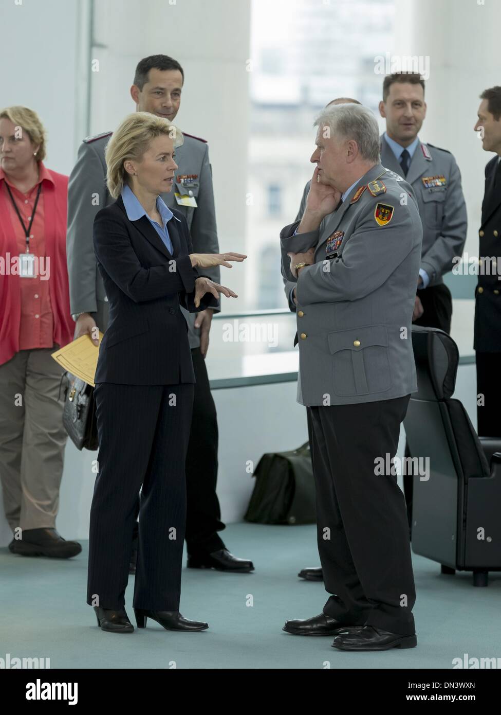 Berlino, Germania. Xviii Dicembre, 2013. Il cancelliere Angela Merkel e Ursula von der Leyen (CDU), il ministro della Difesa, riceve i familiari dei soldati nonché ai poliziotti che sono nell'assegnazione degli esteri, per una conversazione di Natale presso la cancelleria di Berlino. / Immagine: (r), Ursula von der Leyen (CDU), il Ministro della difesa, e Volker Wieker, Capo di Stato Maggiore delle Forze armate.Foto: Reynaldo Paganelli/NurPhoto Credito: Reynaldo Paganelli/NurPhoto/ZUMAPRESS.com/Alamy Live News Foto Stock