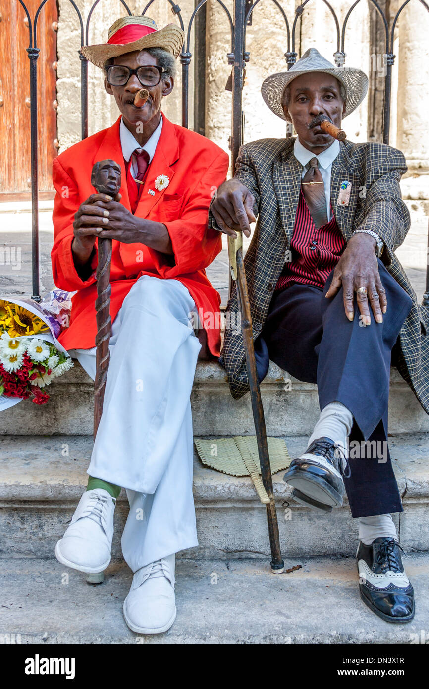 Due uomini cubani in posa per fotografie a l'Avana Vecchia, Havana, Cuba Foto Stock