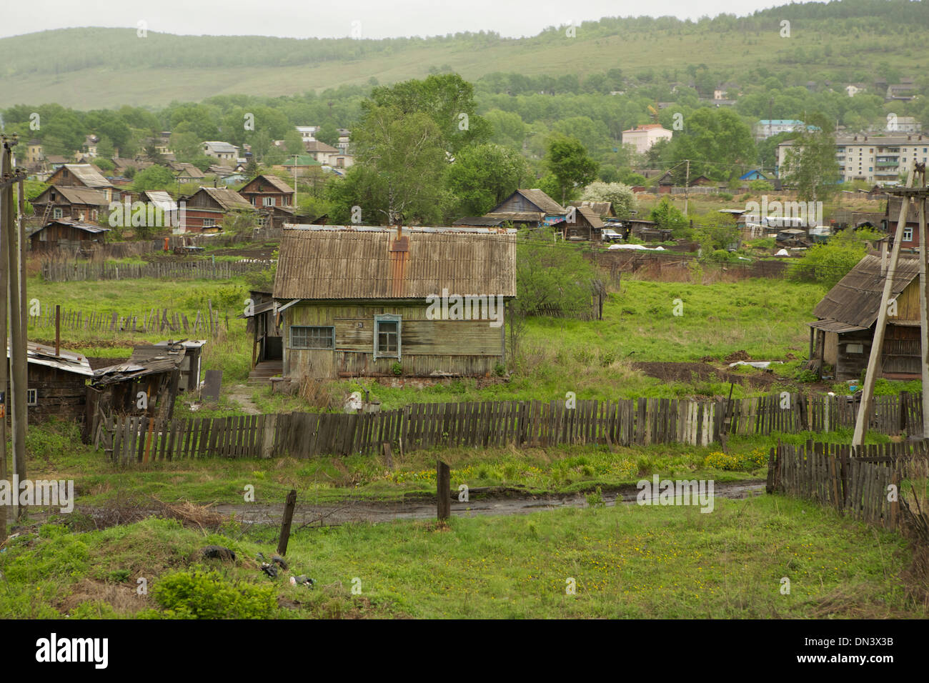 Villaggio russo visto da un treno su Trans-Siberian Railway Foto Stock