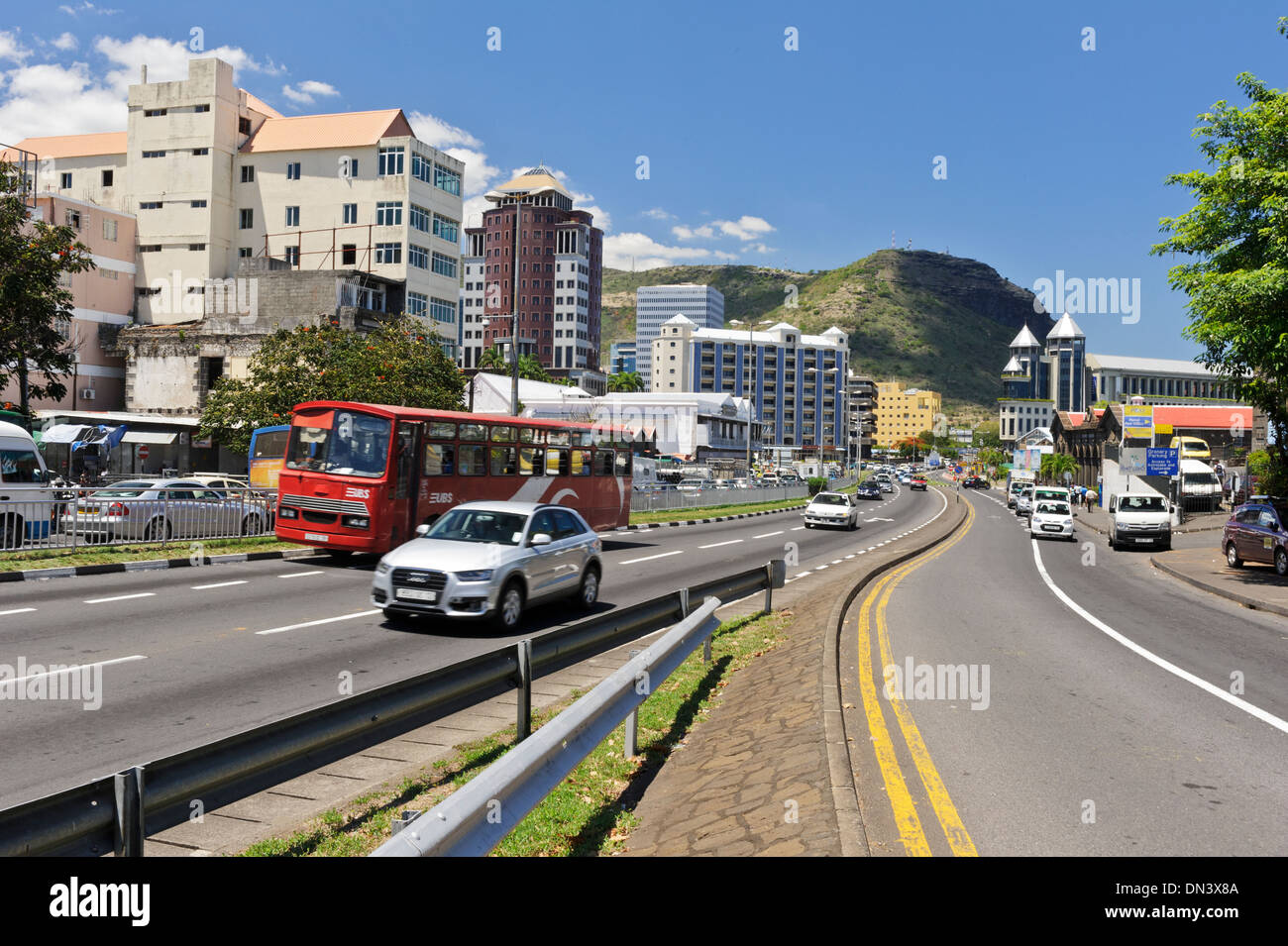 L'autostrada (M2) che attraversano Caudan Waterfront in Port Louis, Mauritius. Foto Stock