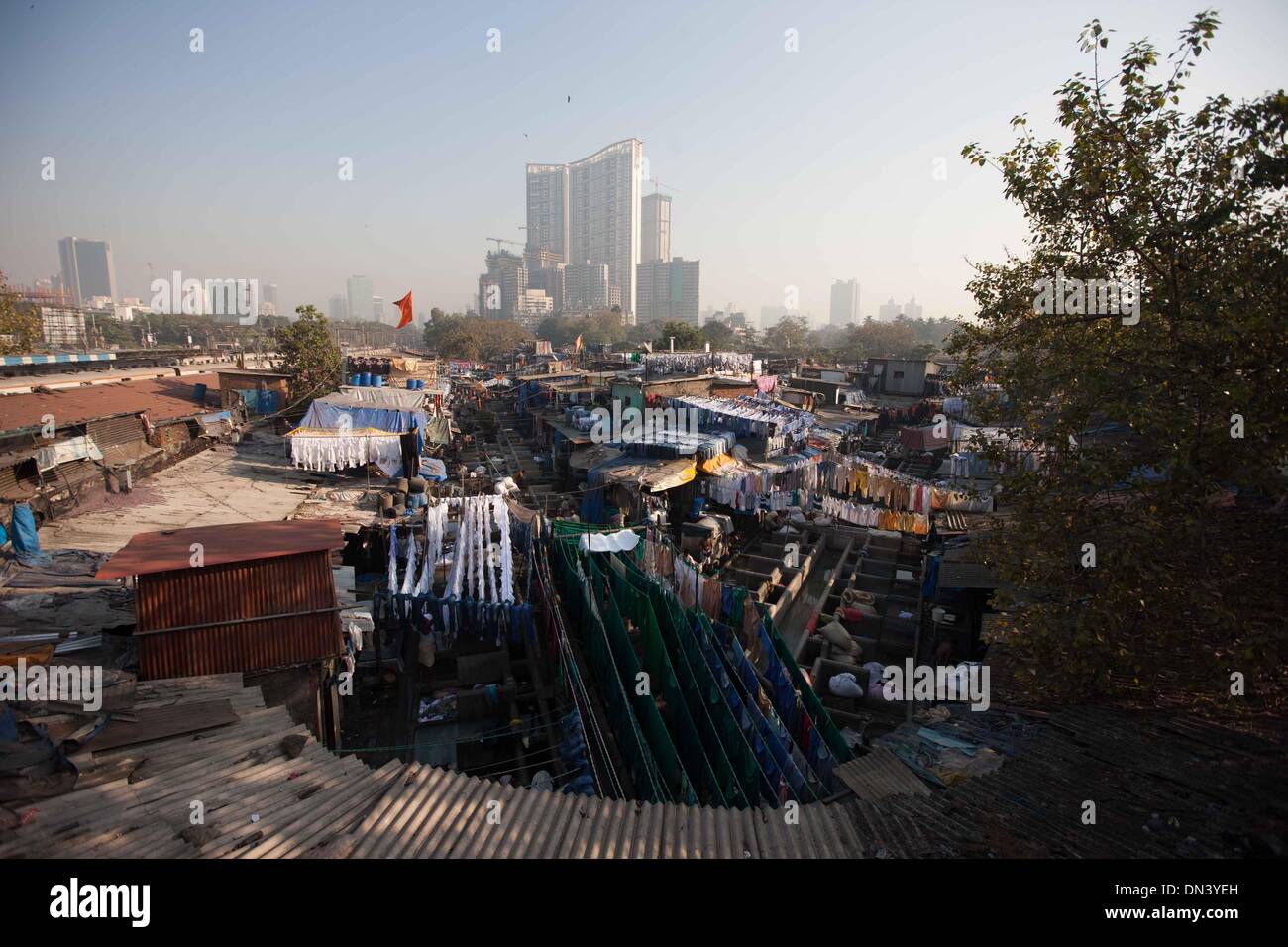 Mumbai. Xviii Dicembre, 2013. Foto scattata a Dic. 18, 2013 mostra il Dhobi Ghat in Mumbai, India. Il Dhobi Ghat, con più di 150 anni di storia, si trova nel centro della città di Mumbai. È registrato come il più grande del mondo open-air lavanderia a gettoni. Le rondelle, localmente noto come Dhobis, lavoro all'aria aperta per i proprietari delle vasche di lavaggio per lavare i vestiti da Mumbai di alberghi e ospedali. Essi vivono con la loro famiglia nel Dhobi Ghat, guadagnare centinaia di rupie indiane al giorno. © Zheng Huansong/Xinhua/Alamy Live News Foto Stock