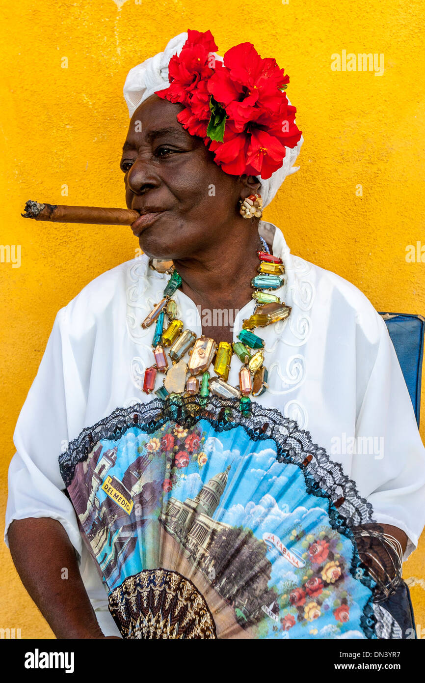 Anziana donna cubana in abito tradizionale, Havana, Cuba Foto Stock