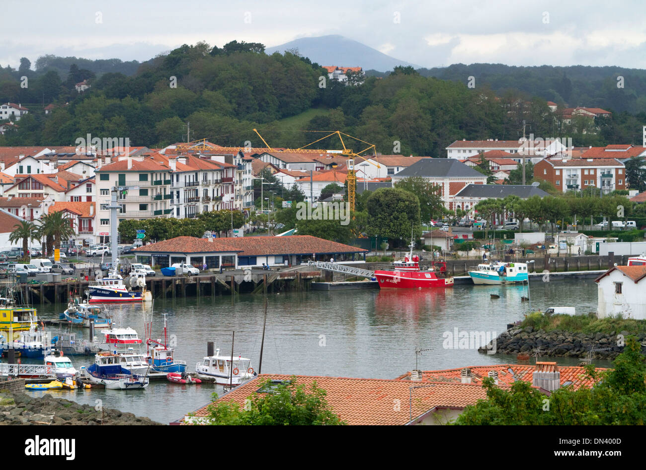 Porto di Saint-Jean-de-Luz nella provincia basca di Labord, parte sud-ovest della Francia. Foto Stock