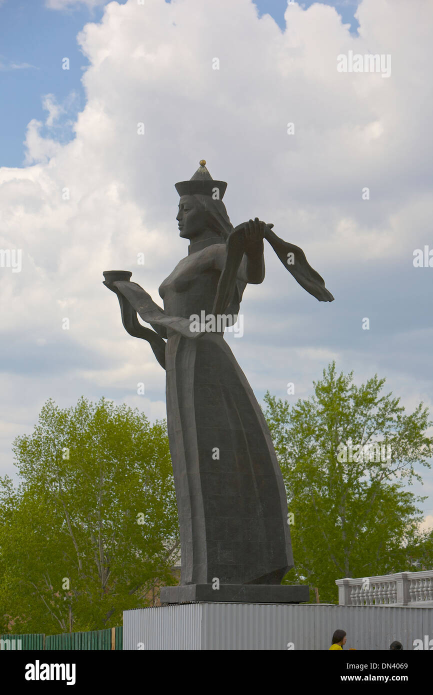 Statua che celebra le donne di cultura su Ul Lenina Street a Ulan Ude, Buryatia, Siberia, Russia Foto Stock