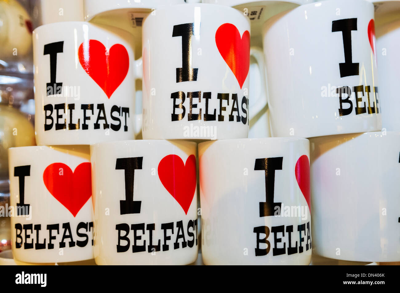 "Io amo Belfast' tazze souvenir in vendita a visitare Belfast centro informazioni turistiche Foto Stock