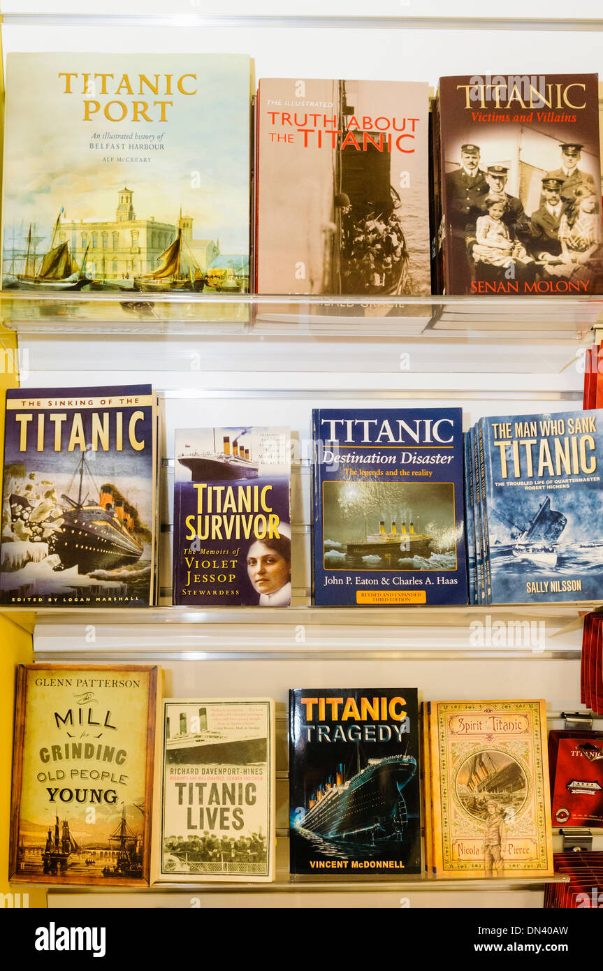 Una selezione di libri sul Titanic in vendita a visitare Belfast centro informazioni turistiche Foto Stock