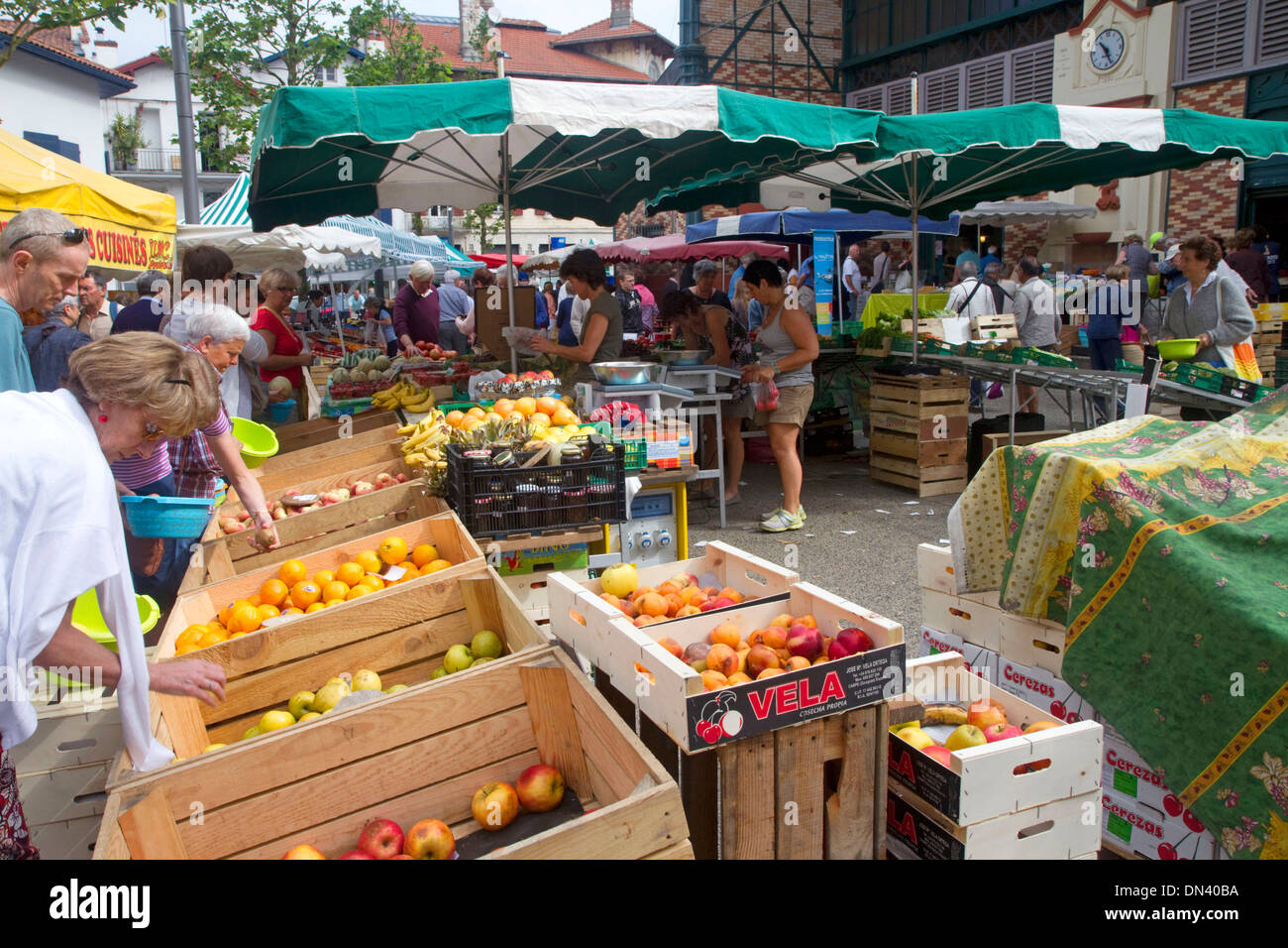 Produrre venga venduto ad un esterno di mercato basco a Saint-Jean-de-Luz nella provincia basca di Labord, parte sud-ovest della Francia. Foto Stock