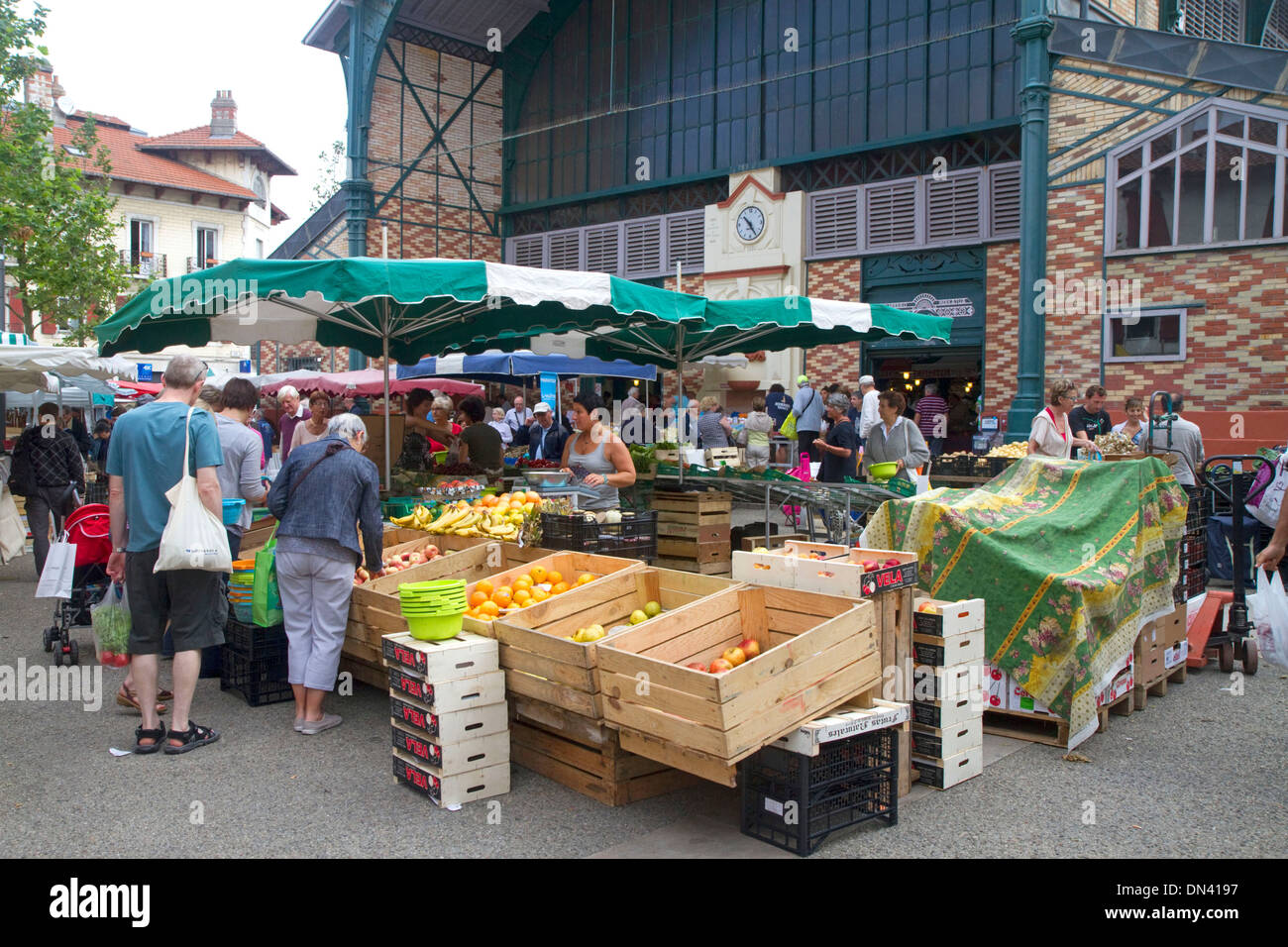 Produrre venga venduto ad un esterno di mercato basco a Saint-Jean-de-Luz nella provincia basca di Labord, parte sud-ovest della Francia. Foto Stock