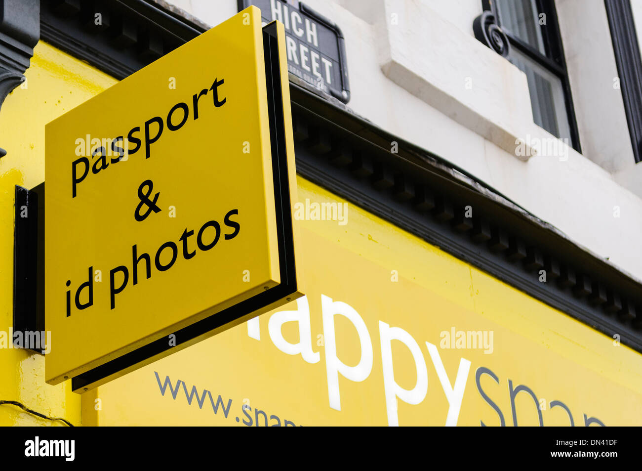 A Photographic shop offre un passaporto in corso di validità e di fotografie di identità Foto Stock