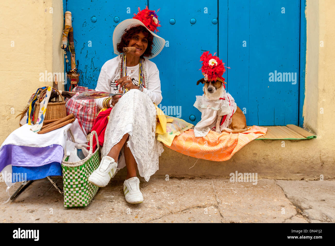Donna cubana con il suo cane in posa per fotografie, Havana, Cuba Foto Stock