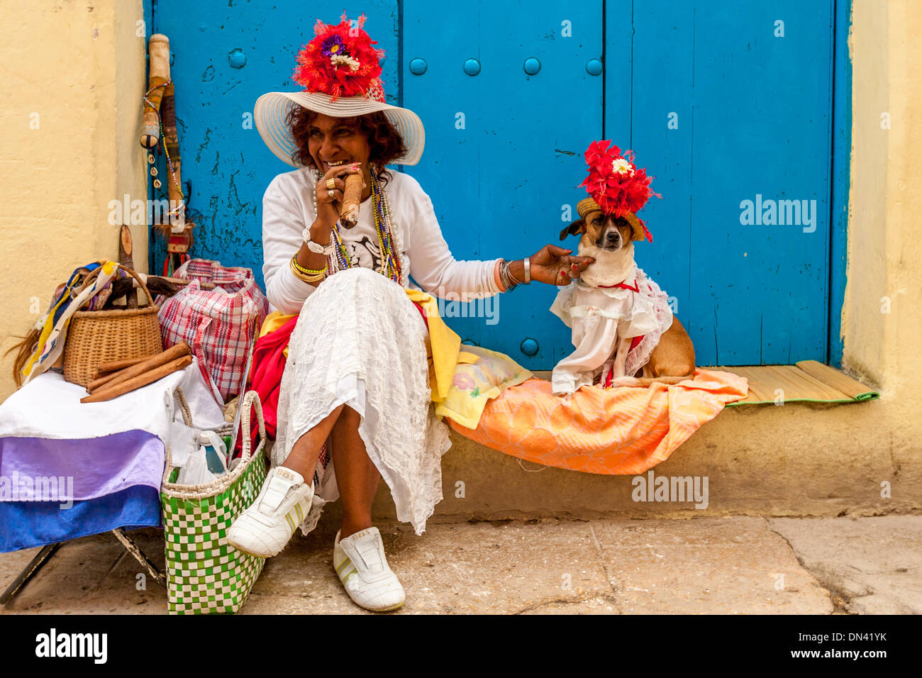 Donna cubana con il suo cane in posa per fotografie, Havana, Cuba Foto Stock