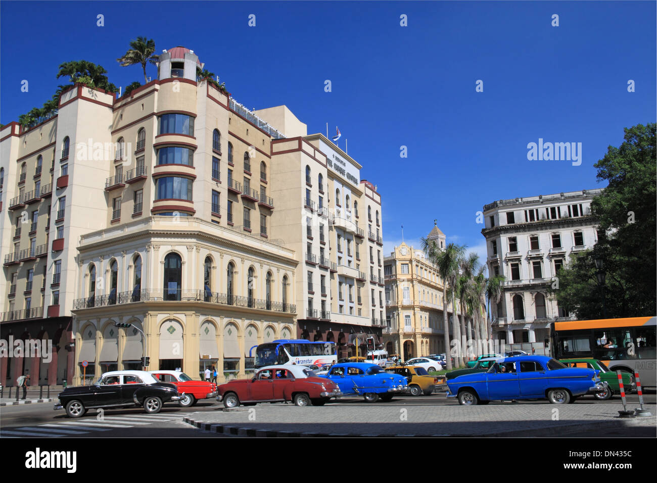 Vecchia auto americane sul Paseo de Martí da Hotel Parque Central, l'Avana Vecchia (La Habana Vieja), Cuba, il Mare dei Caraibi e America centrale Foto Stock