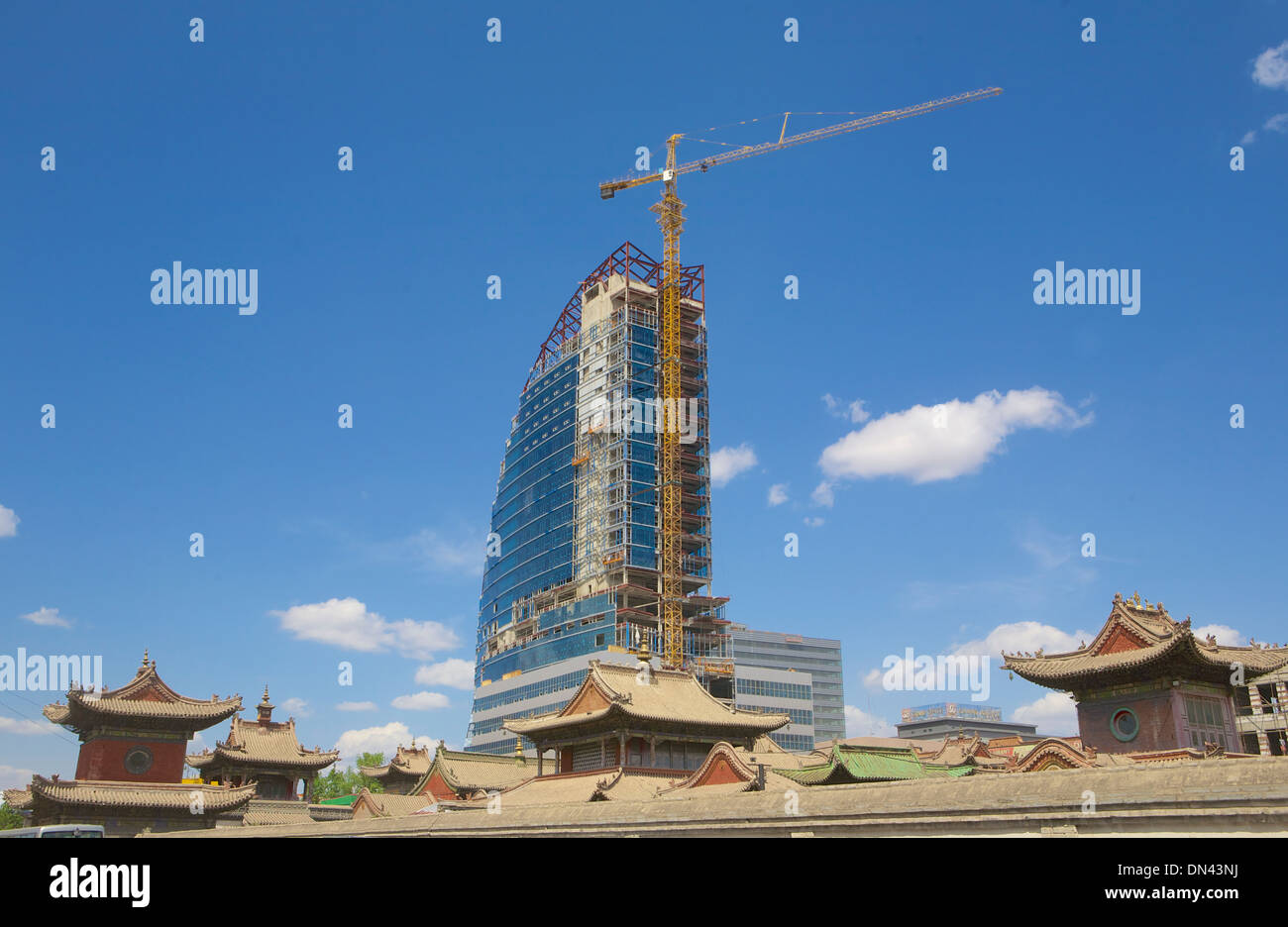 Il Choijin Tempio Lama Museum di Ulaanbataar (Ulan Bator), Mongolia, è sopraffatte da un nuovo edificio in costruzione Foto Stock