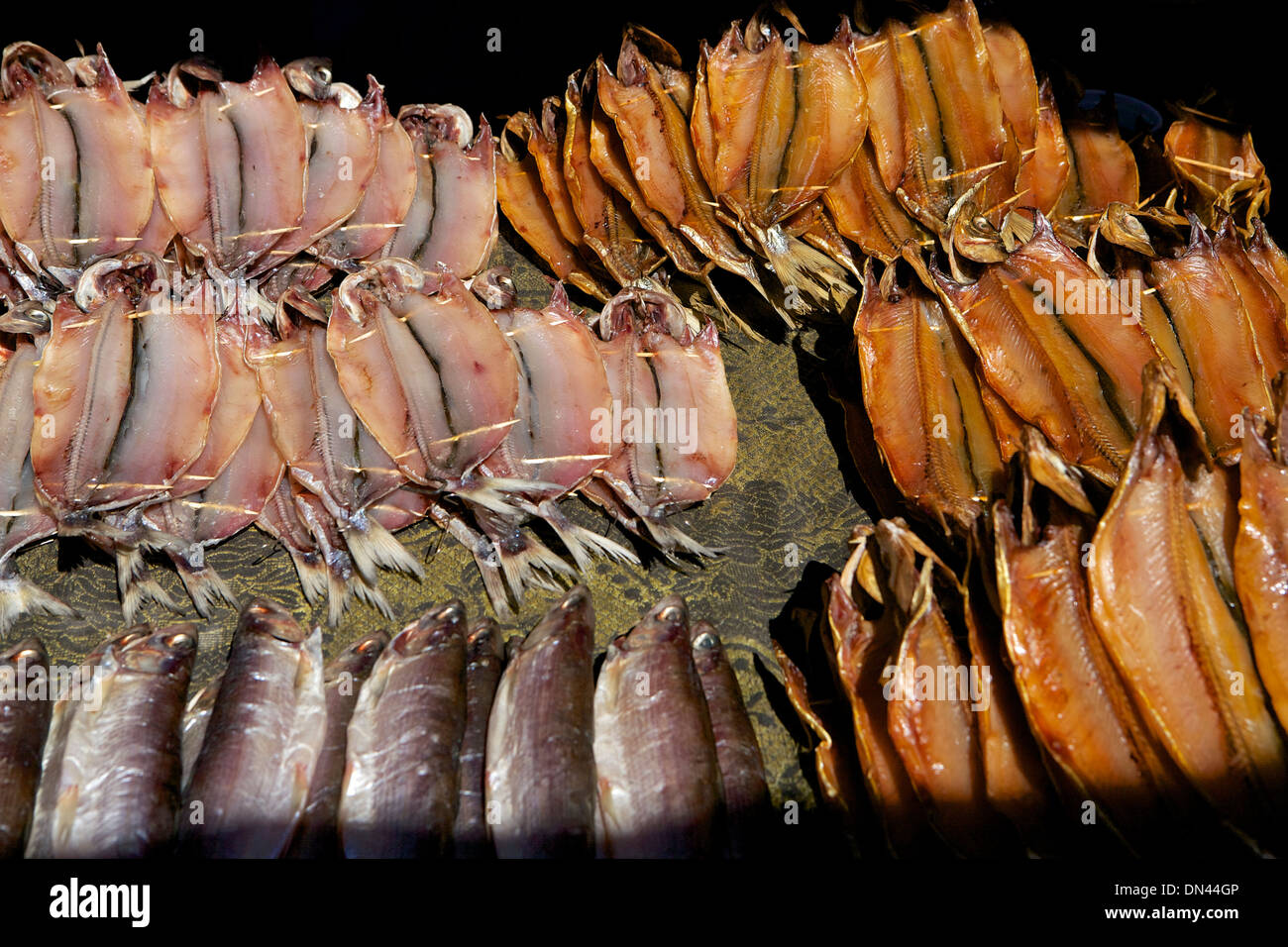 Pesci secchi in vendita su un mercato a Listvyanka, Lago Baikal, Siberia, Russia Foto Stock