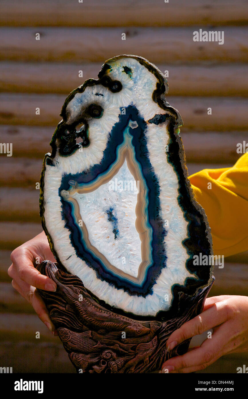 Geode trovata nei pressi del lago Baikal in vendita al mercato di strada in Listvyanka, Siberia, Russia Foto Stock
