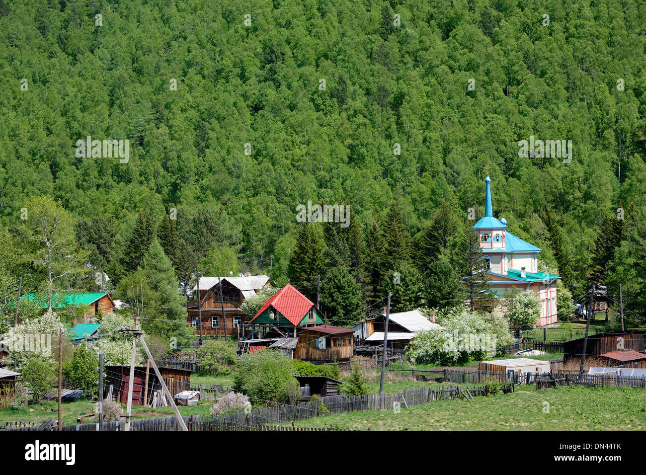 Villaggio e chiesa fuori Listvyanka sulla riva del lago Baikal, Siberia, Russia Foto Stock