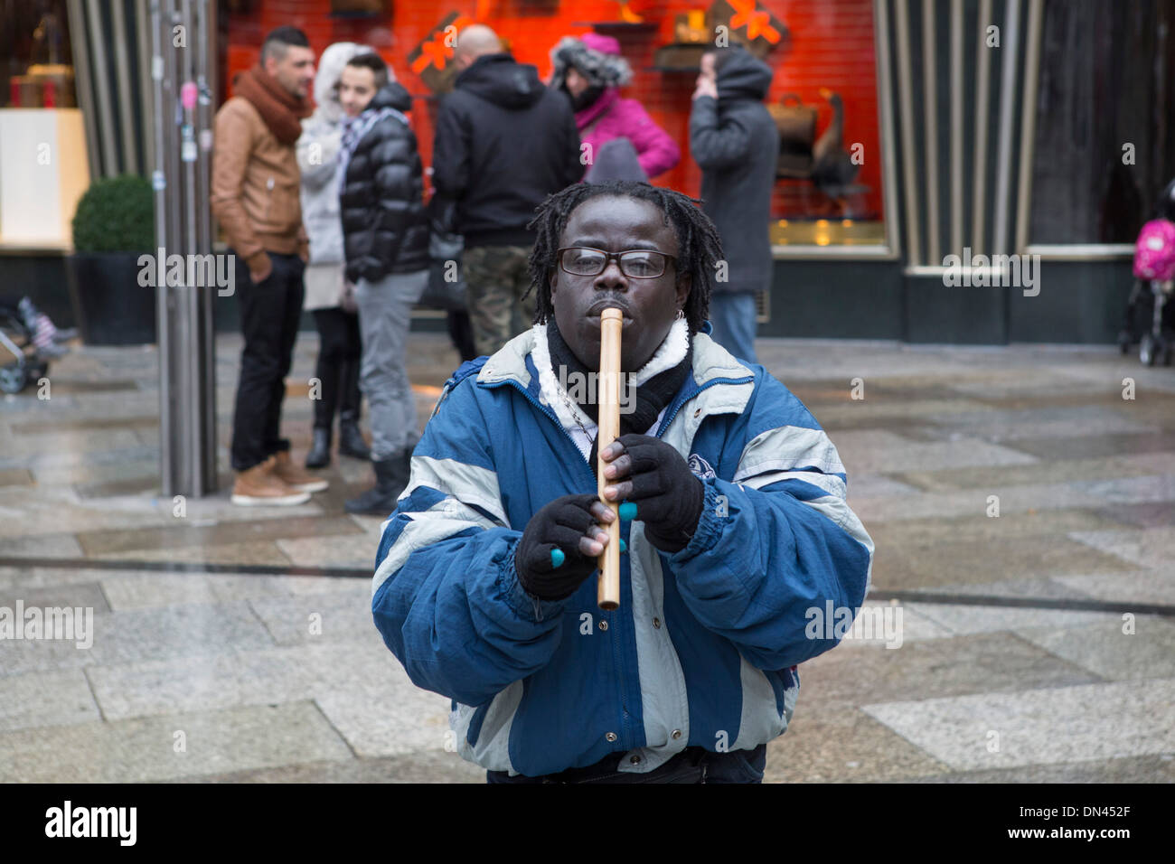 Colonia flautista e musicista di strada Foto Stock