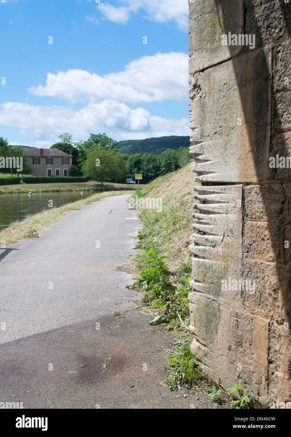 Scanalature profonde in ponte sul Canal du Centre tagliato dall'abrasione dei cavi di traino, vicino Remigny, Borgogna, Francia Foto Stock