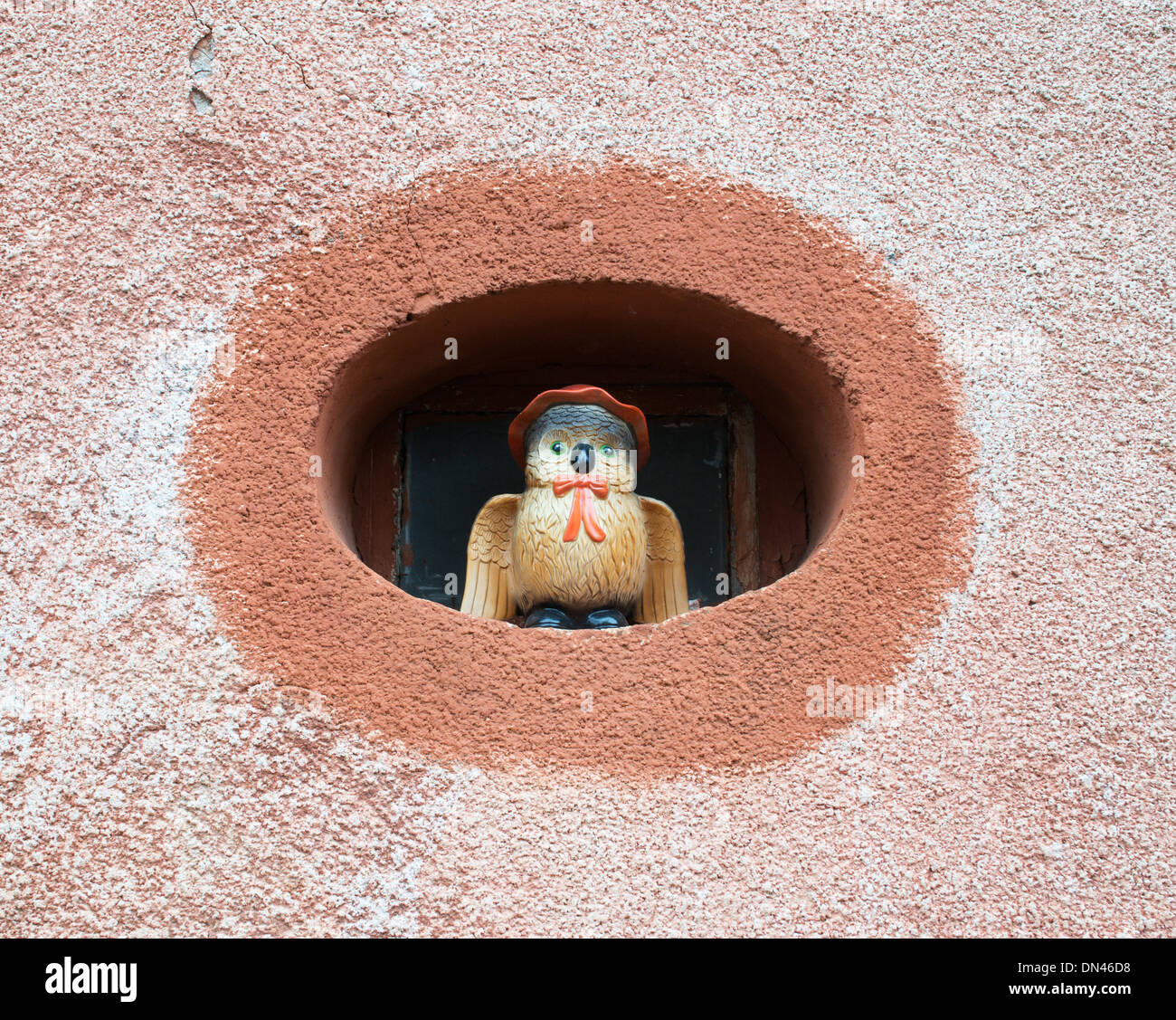Il gufo in ceramica decorare la finestra ovale entro la città di Nolay, Borgogna, Francia orientale, Europa Foto Stock