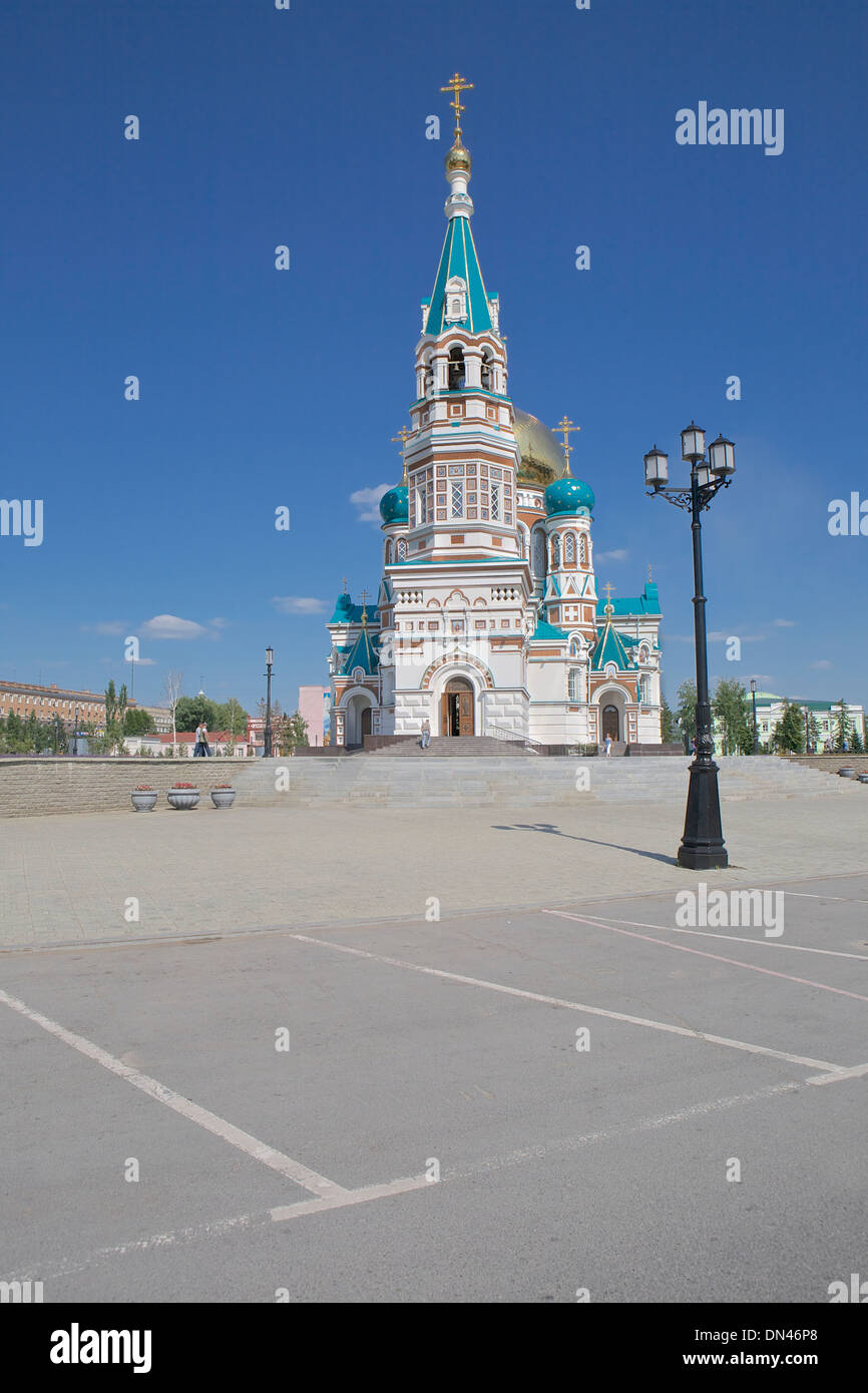 Cattedrale della Dormizione in Omsk, Siberia, Russia. Costruita la prima volta nel 1898, distrutto durante la Rivoluzione nel 1935, ricostruita nel 2007. Foto Stock