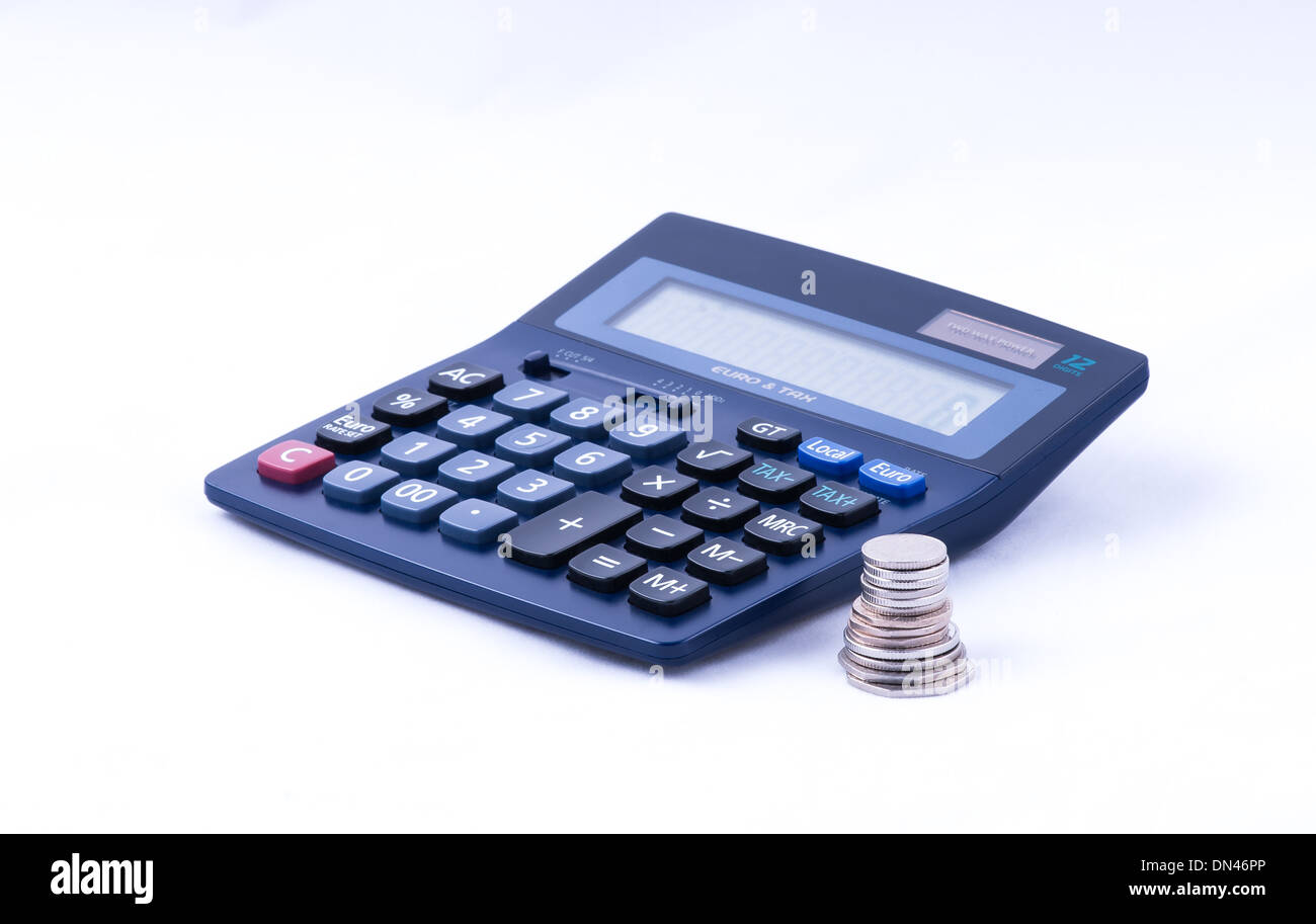 British monete impilate lungo con digitale 12 calcolatrice cifre su sfondo bianco studio shot Foto Stock