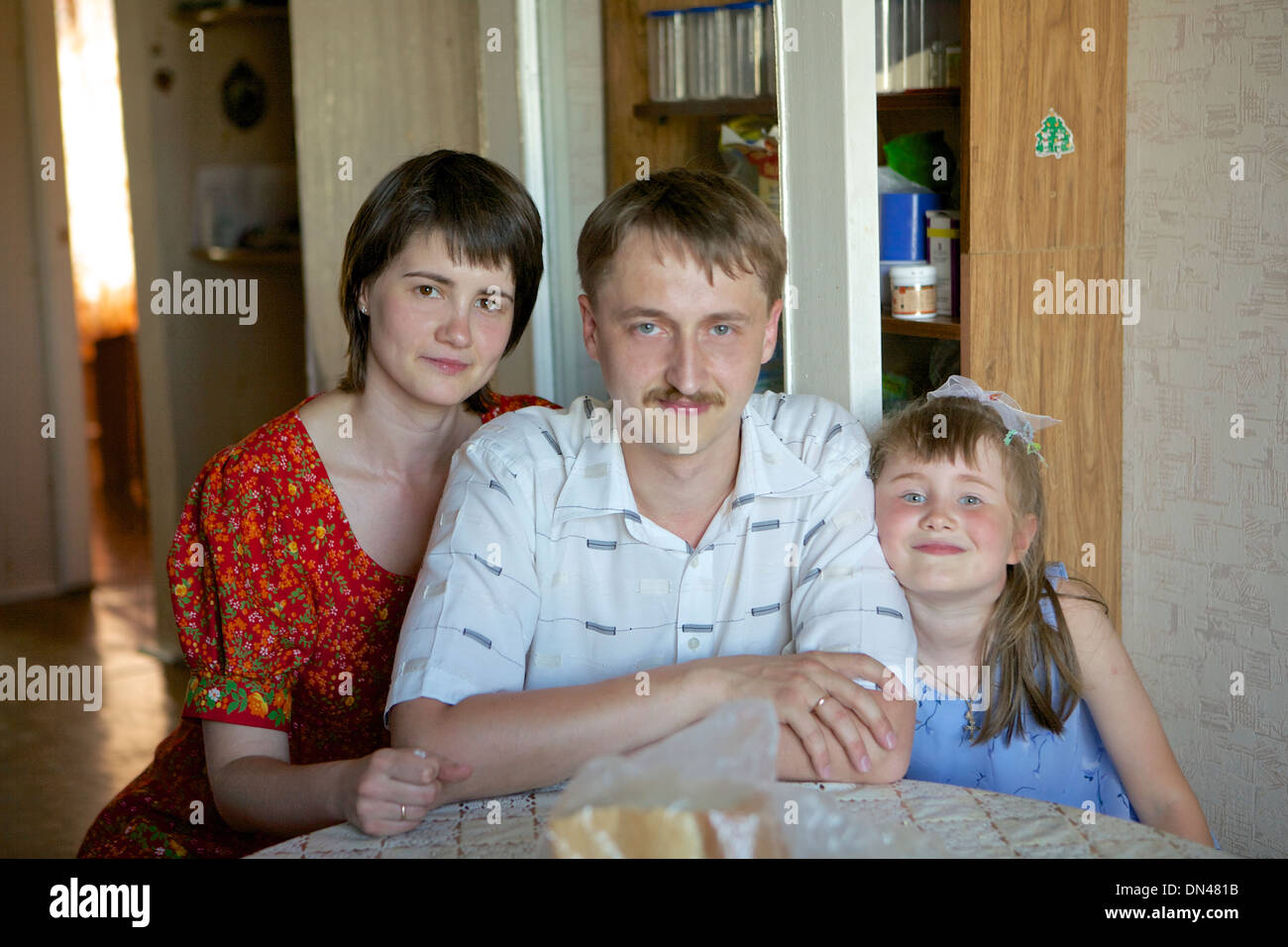 Famiglia siberiana nel loro appartamento a Tobolsk, Siberia, Russia Foto Stock