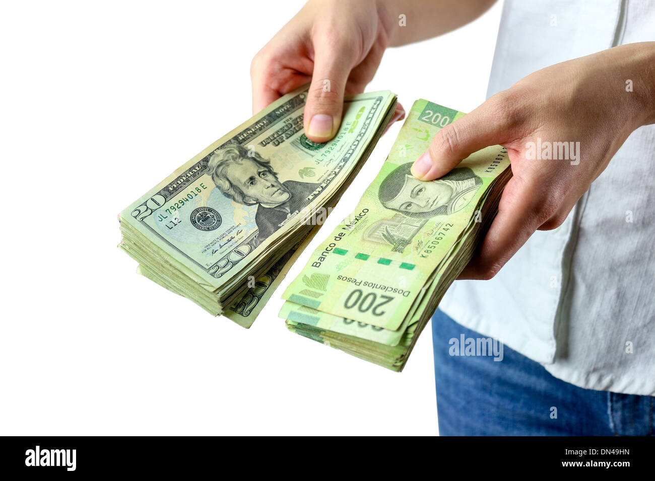 Una donna che alcuni in pesos messicani e dollari fatture Foto Stock