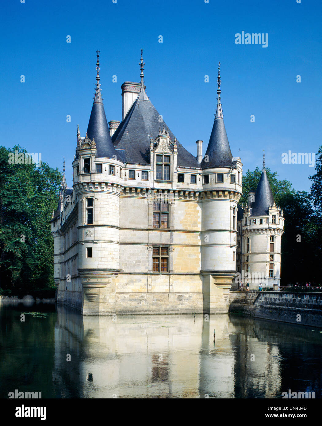 Il Château d'Azay-le-Rideau che mostra il fiume Indre, Indre-et-Loire , France Foto Stock